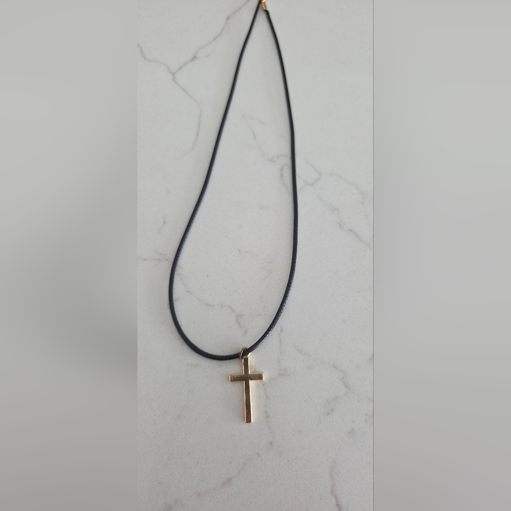 Classic Cross Necklace – Minimalist Aesthetic